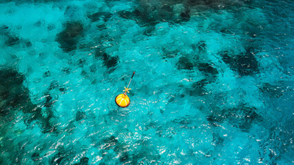 Fototapeta na wymiar Solitary Signal on a Sea of Turquoise