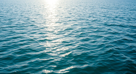 Obraz premium Blue green surface of the ocean in Catalina Island California with gentle ripples on the surface and light refracting