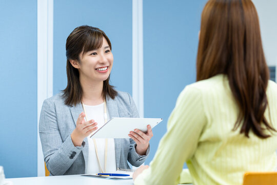 若い女性のカウンセリングをするビジネスウーマン