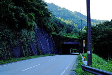 岐阜県高山市せせらぎ街道のトンネルと道路と影
