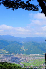 岐阜県飛騨市安峰山の古川の街並みと空