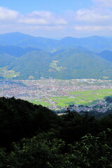 岐阜県飛騨市安峰山の山の影と街並み