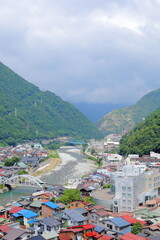 岐阜県飛騨市神岡の街並みと川