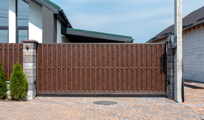 Automatic sliding metal gate with picket