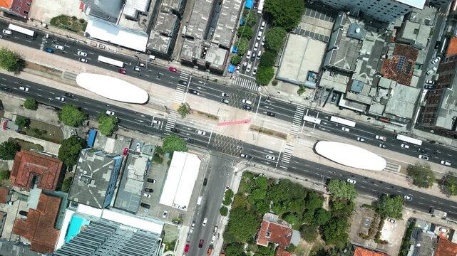 Vista de cima de cruzamento movimentado em Bel&eacute;m com esta&ccedil;&otilde;es de &ocirc;nibus