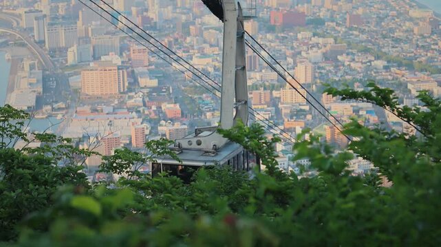 ケーブルカーと眼下に見える函館の街