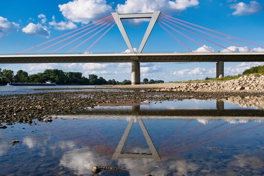 Flughafenbr&uuml;cke der A44 &uuml;ber den Rhein, am Flughafen D&uuml;sseldorf