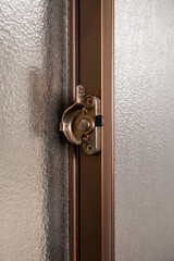 ガラス窓のクレセント錠