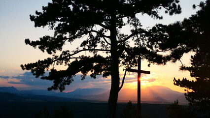 Fototapeta premium Baumsilhouette im Sonnenuntergang über den Naturpark Türkensturz, Niederösterreich, Bucklige Welt