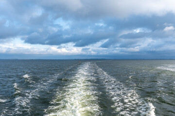 Blick auf die Ostsee von einer Fähre auf dem Weg nach Hiddensee