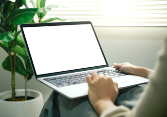 Laptop mockup blank screen for UI, UX design and web app presentation, minimal workspace template for product branding, marketing visuals, remote work, and creative portfolio showcases.