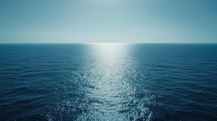 Obraz premium Vast ocean expanse reflecting sunlight.