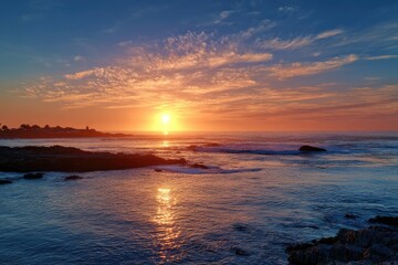 Obraz premium Dramatic sunset over a rocky coastline