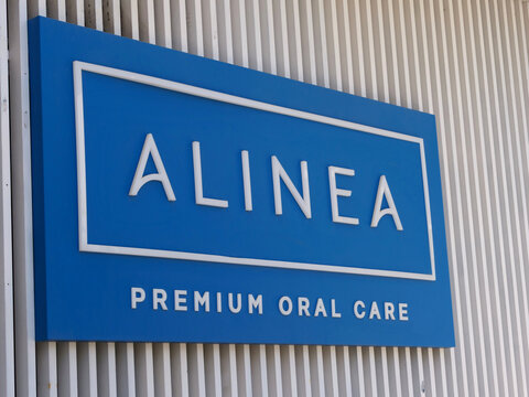 Portugal, Loul&eacute;, August 10. 2025, Blue sign with the words &ldquo;ALINEA&rdquo; and &ldquo;PREMIUM ORAL CARE&rdquo; underneath. This indicates that it is a facility specializing in high-quality oral care.