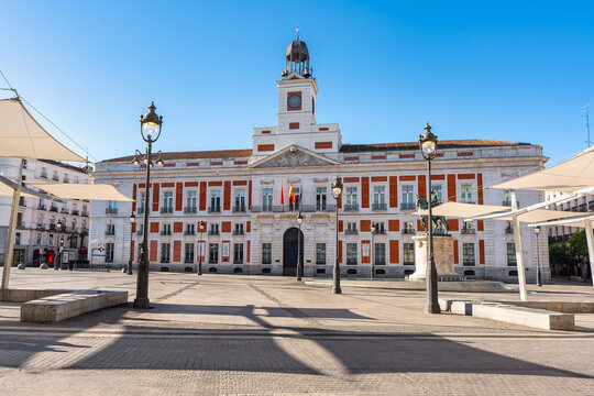 Panoramica de la puerta del sol en el centro de Madrid, sin gente ni turistas, Spain.