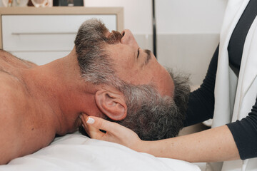 Massagem terapêutica facial e craniana para bem-estar e relaxamento profundo