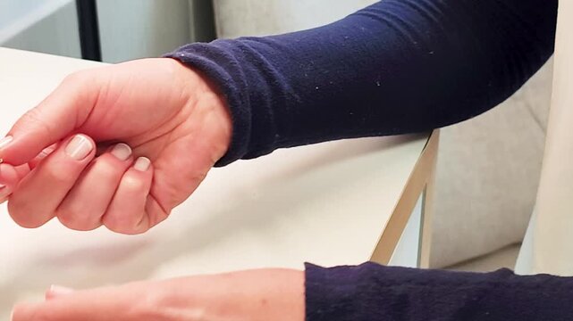Sess&atilde;o de Acupuntura - Profissional Inserindo Agulha no Bra&ccedil;o do Paciente
