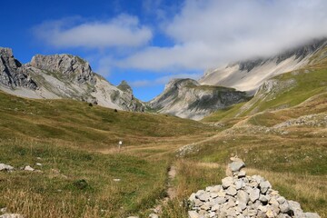 Le Col des Aiguilles et son vallon dans le massif du Dévoluy. Les Aiguilles de la Jarjatte. Hautes-Alpes. Alpes du Sud.