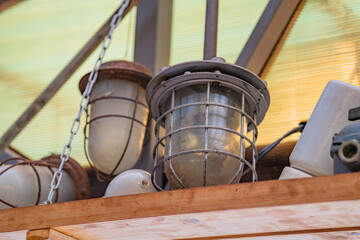 старые подвесные светильники