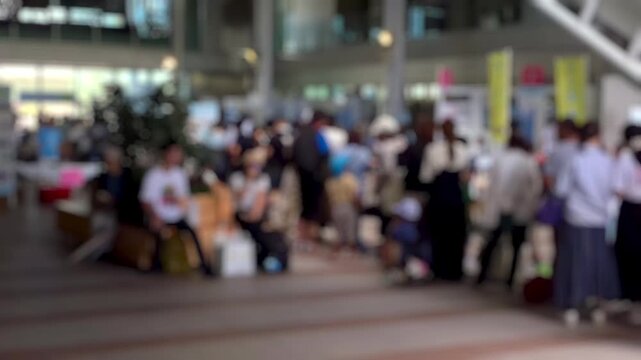 商業施設のイベント会場に集まる人々