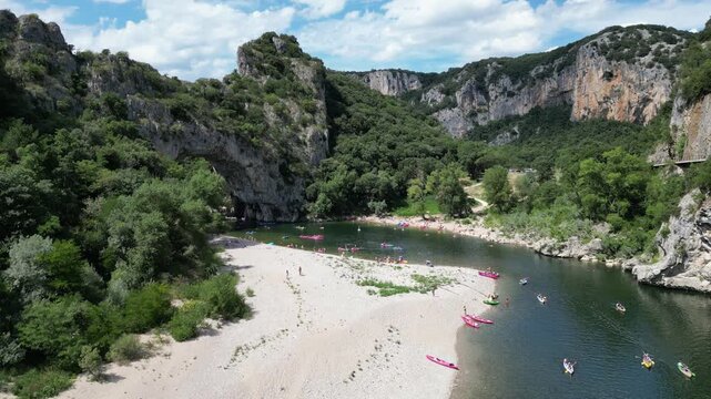 "Vid&eacute;o drone 4K des Gorges de l&rsquo;Ard&egrave;che, Vallon Pont d&rsquo;Arc, Ch&acirc;teau de Vog&uuml;&eacute; et Grignan, vues a&eacute;riennes spectaculaires des rivi&egrave;res, falaises, villages et paysages naturels pr&eacute;serv&eacute;s"