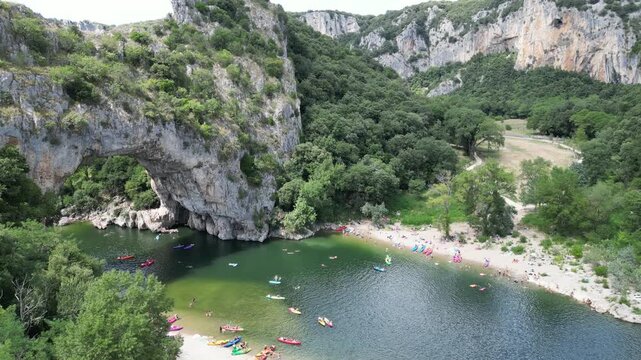 "Vid&eacute;o drone 4K des Gorges de l&rsquo;Ard&egrave;che, Vallon Pont d&rsquo;Arc, Ch&acirc;teau de Vog&uuml;&eacute; et Grignan, vues a&eacute;riennes spectaculaires des rivi&egrave;res, falaises, villages et paysages naturels pr&eacute;serv&eacute;s"