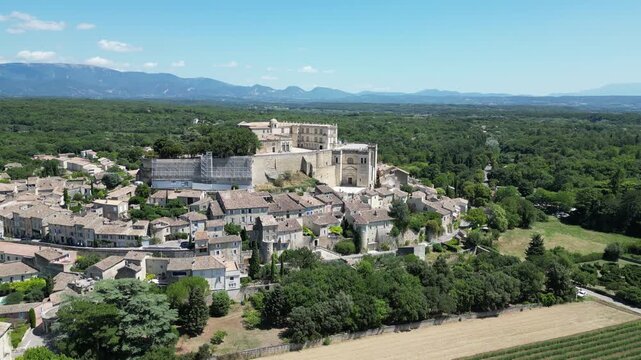 "Vid&eacute;o drone 4K des Gorges de l&rsquo;Ard&egrave;che, Vallon Pont d&rsquo;Arc, Ch&acirc;teau de Vog&uuml;&eacute; et Grignan, vues a&eacute;riennes spectaculaires des rivi&egrave;res, falaises, villages et paysages naturels pr&eacute;serv&eacute;s"