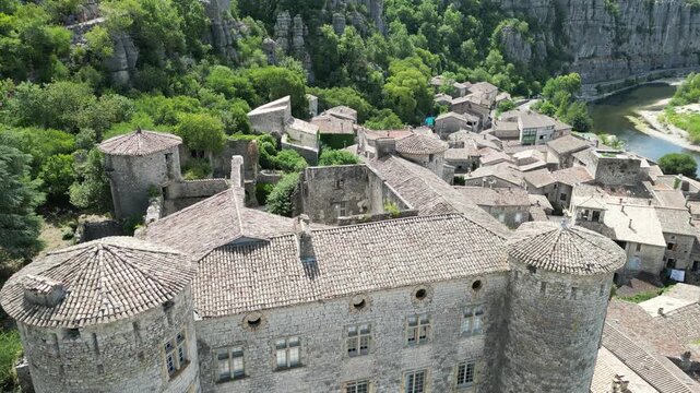 "Vid&eacute;o drone 4K des Gorges de l&rsquo;Ard&egrave;che, Vallon Pont d&rsquo;Arc, Ch&acirc;teau de Vog&uuml;&eacute; et Grignan, vues a&eacute;riennes spectaculaires des rivi&egrave;res, falaises, villages et paysages naturels pr&eacute;serv&eacute;s"