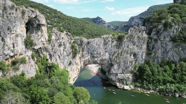 "Vid&eacute;o drone 4K des Gorges de l&rsquo;Ard&egrave;che, Vallon Pont d&rsquo;Arc, Ch&acirc;teau de Vog&uuml;&eacute; et Grignan, vues a&eacute;riennes spectaculaires des rivi&egrave;res, falaises, villages et paysages naturels pr&eacute;serv&eacute;s"