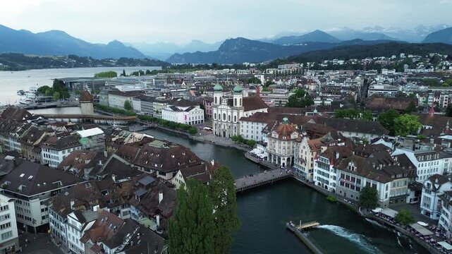 "Photo ou vid&eacute;o drone de Lucerne en Suisse, vue a&eacute;rienne du lac des Quatre-Cantons, du pont de la Chapelle et des Alpes suisses pour paysages urbains et naturels spectaculaires"