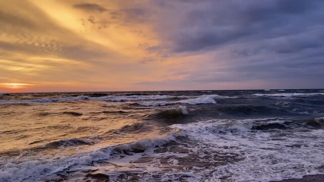 Romantyczny zach&oacute;d słońca nad morzem, pomarańczowy, ognisty zach&oacute;d, morska plaża, chmury, szum fal, wzburzone morze. 4k.