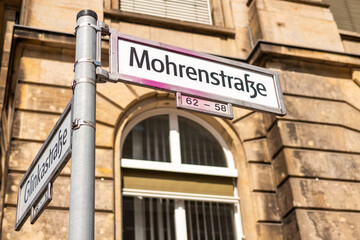 Straßenschild Mohrenstraße in Berlin-Mitte, Nahaufnahme. Historischer Straßenname, aktuell im...