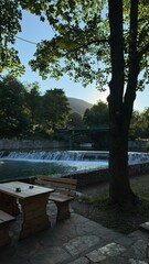 Fluss durch Jajce, Bosnien und Herzegowina – Sonnenuntergang über historischer Stadtlandschaft