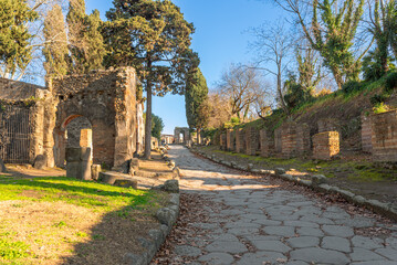 The necropolis of the Herculaneum Gate, which stretches along the road that led to Naples, was already used during the first centuries of life in Pompeii