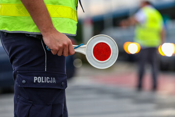 Policja polska alarmowo wieczorem na ulicy.