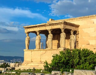 Obraz premium Ancient Greek temple facade at sunset