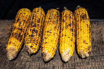 Some grilled sweet corn whit charred cobs