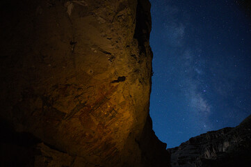 cueva la pintada con cielo estrellado, pinturas rupestres en baja california sur 