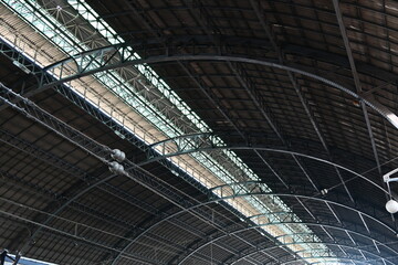 piękna konstrukcja metalowa dachu na dworcu kolejowym Walencja © Miroslaw