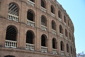 Fototapeta premium charakterystyczne okienka i mury głównej areny torreadorów w Walencji