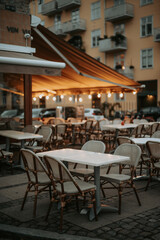 Une terrasse d'un bar en extérieur dans une grande ville