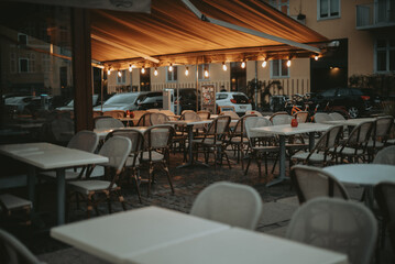 Une terrasse d'un bar en extérieur dans une grande ville