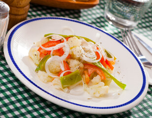 Fresh salad with boiled cauliflower, green beans and bell pepper