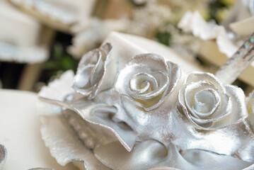 Eighteen-piece wedding cake. Decorated with real flowers and edible flowers made from edible materials. The cake is dominated by white and gray colors.
