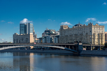 Obraz premium A bridge across the Moscow river and houses along the river