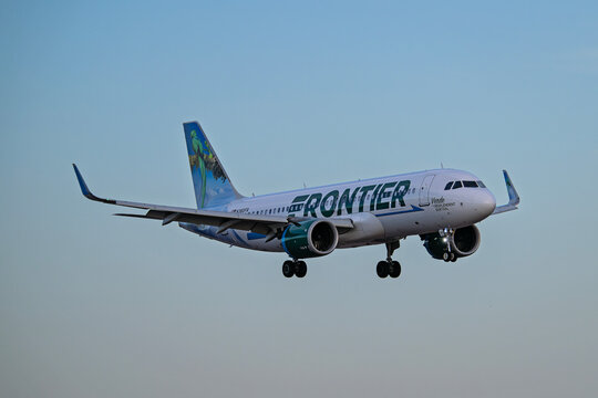 Sky Harbor Airport 7-26-2025 Phoenix AZ USAFrontier Airlines Airbus A320Neo N380FR sunset arrival into runway 26 at Phoenix Sky Harbor Intl. Airport.