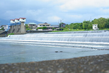 Obraz premium 和歌山県紀ノ川の堰を落ちる穏やかな水の流れ