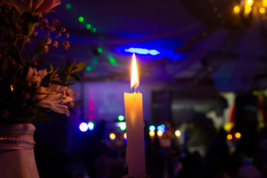 CALIDA LLAMA DE VELA ILUMINANDO UN COLORIDO ESPACIO AZUL