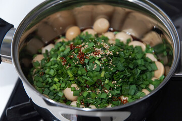 味付けうずらの卵を作る様子