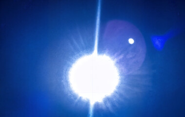 Sol de mediodia brilloso y centrado